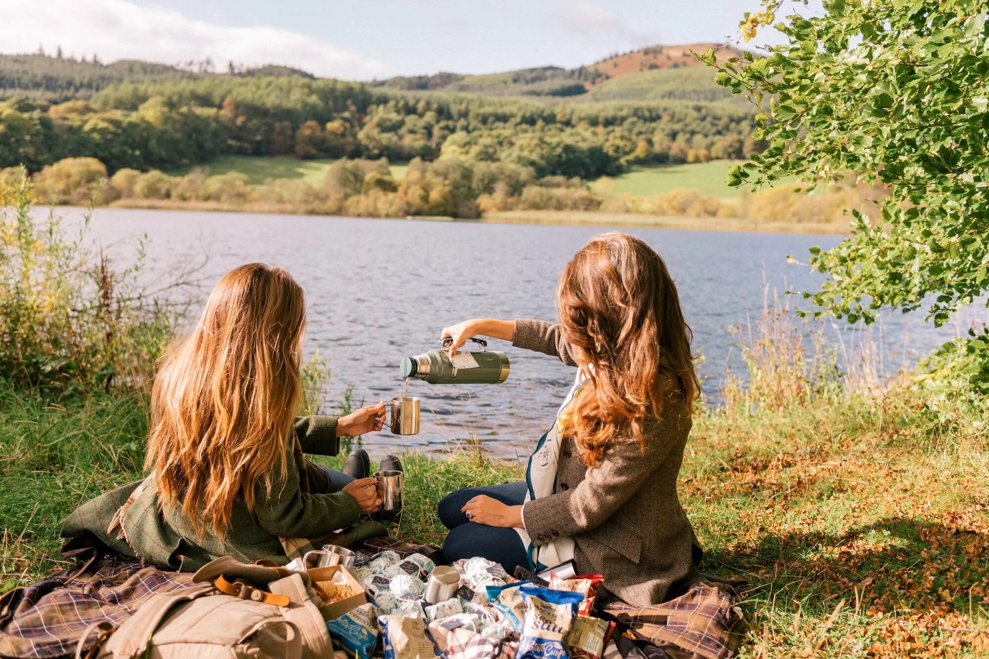 Студенты на берегу реки. Студенты на берегу реки. Студенты на берегу реки. Дискотека на природе. Студенты на берегу реки.