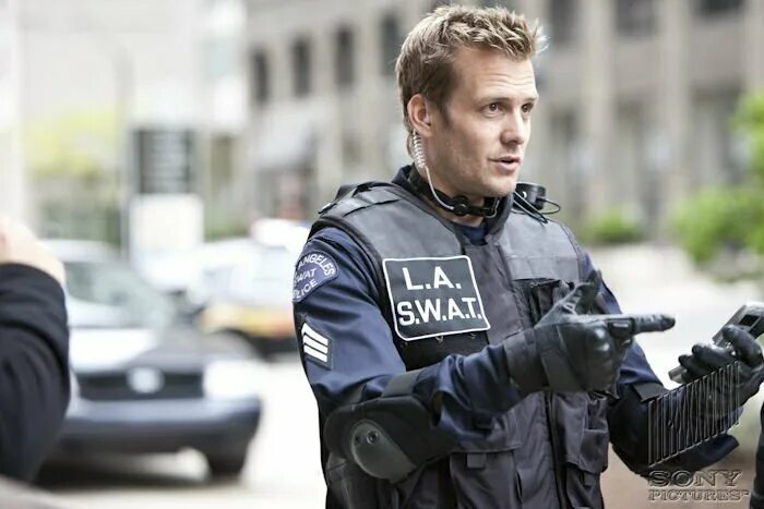 S w a t огненная. S.w.a.t.: огненная буря фильм 2011. гэбриел махт swat. сват огненная буря. swat огненная буря 2011.