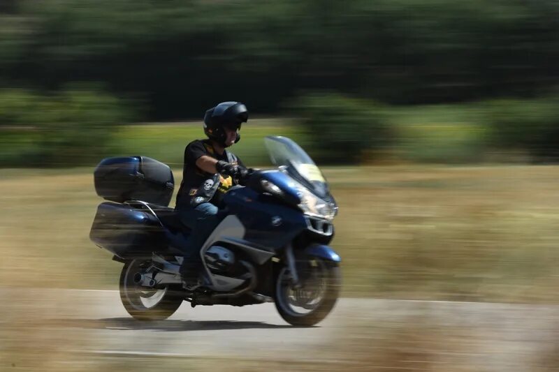 Ktm duke 200 руль. За рулем мотоцикла. Сон с мотоциклом. Мотоциклист на природе. Мотоцикл на закате.
