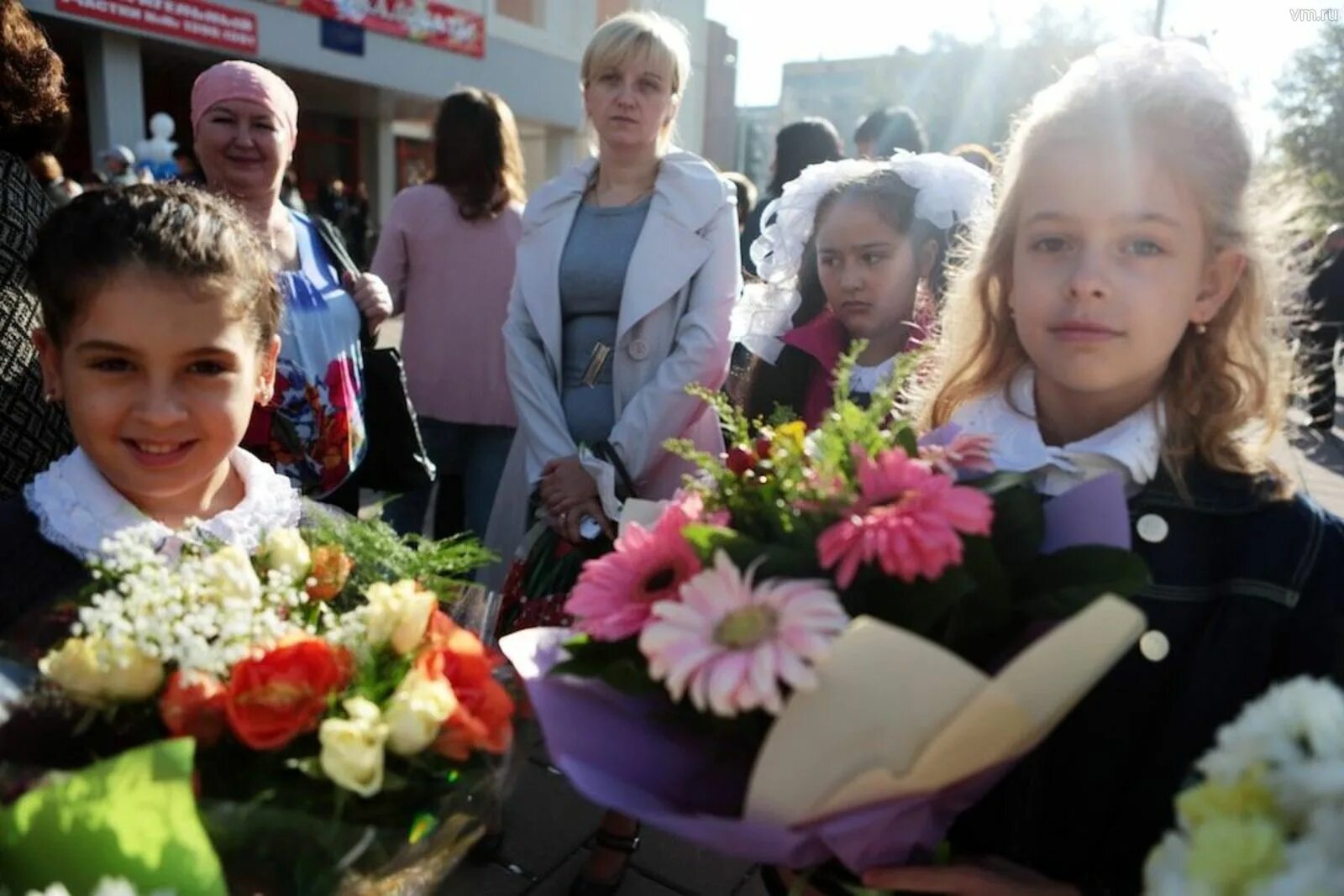 Родителей в школу сегодня. Первоклассница возле школу. Московские первоклашки с родителями. Первоклассница возле дома. Картинки родители букеты школа.