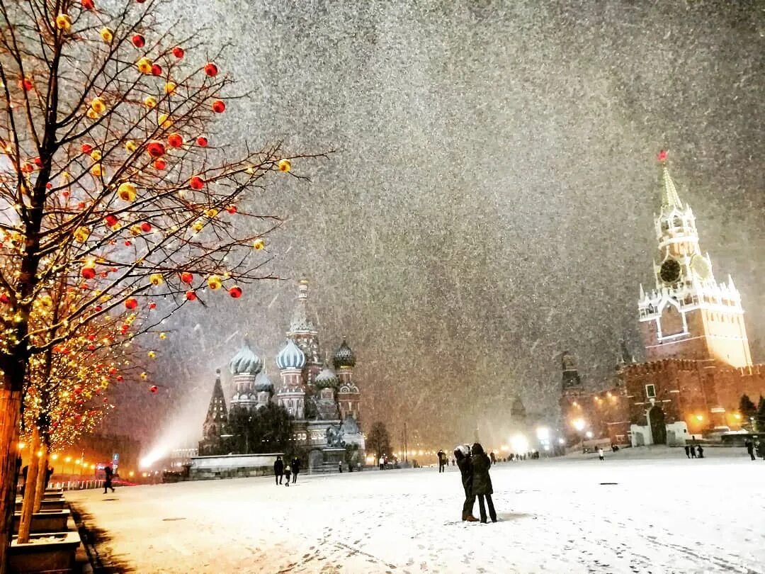 Снежка россия. Снег в Москве. Снегопад в Москве. Снежная Москва. Красная площадь в снегу.