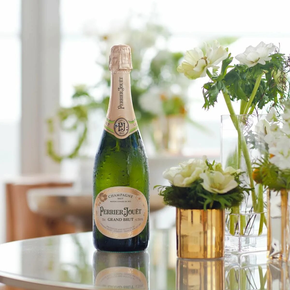 Шампанское Perrier Brut. Шампанское Perrier-jouet с бокалами. Шампанское Беатриче брют. Шампанское брют Монтенегро. Шампанское collin