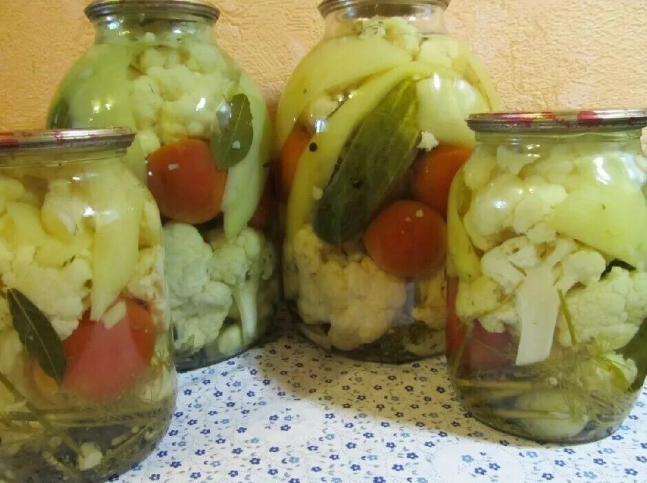 слоеный салат на зиму. ассорти огурцы, помидоры 1л. помидоры огурцы капуста на зиму. ассорти огурцы помидоры капуста на зиму. ассорти закатка.