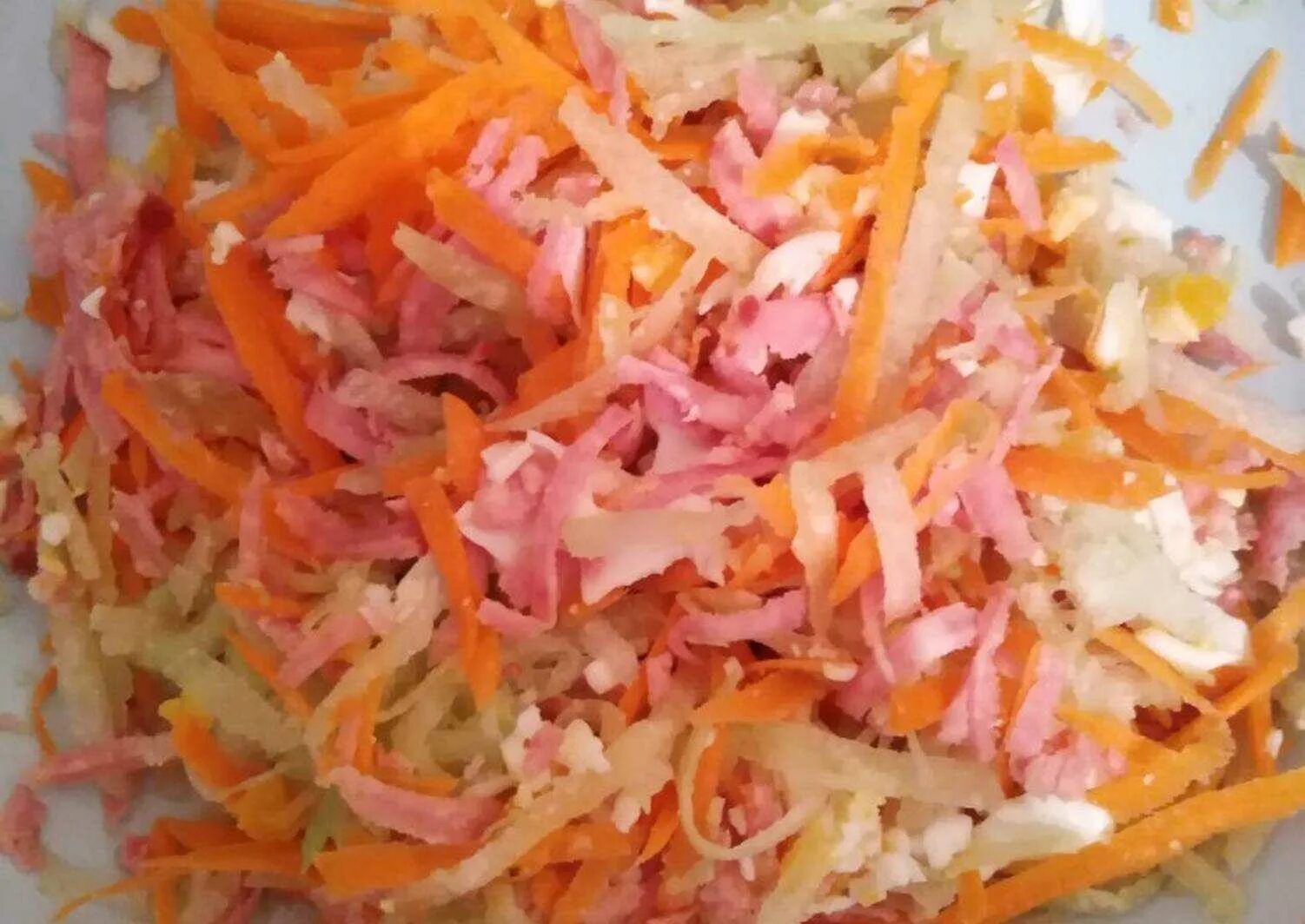 Салат из редьки. Салат из красной редьки. Салат к плову. Салат с редькой и колбасой
