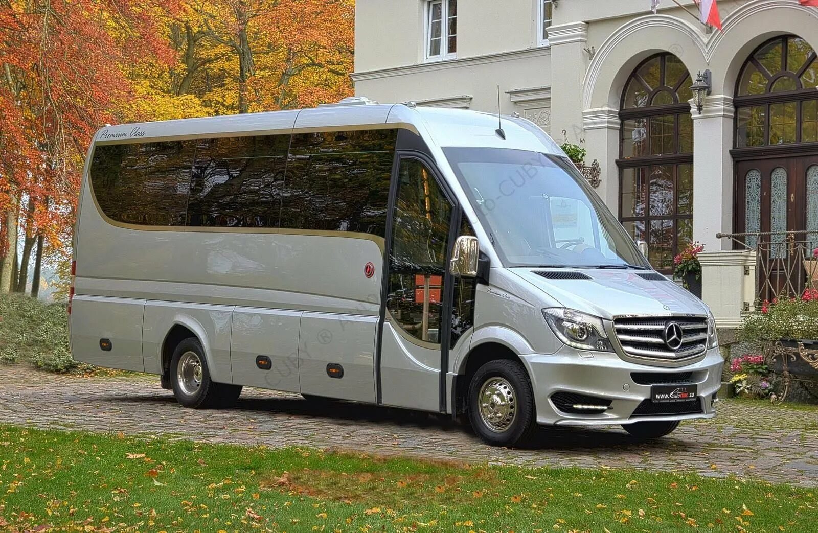 Купить мерседес туристический. Mercedes-Benz Sprinter 519 CDI. Mercedes-Benz Sprinter Cuby Bus. Mercedes-Benz Sprinter Tourist. Мерседес Спринтер 519 пассажирский.