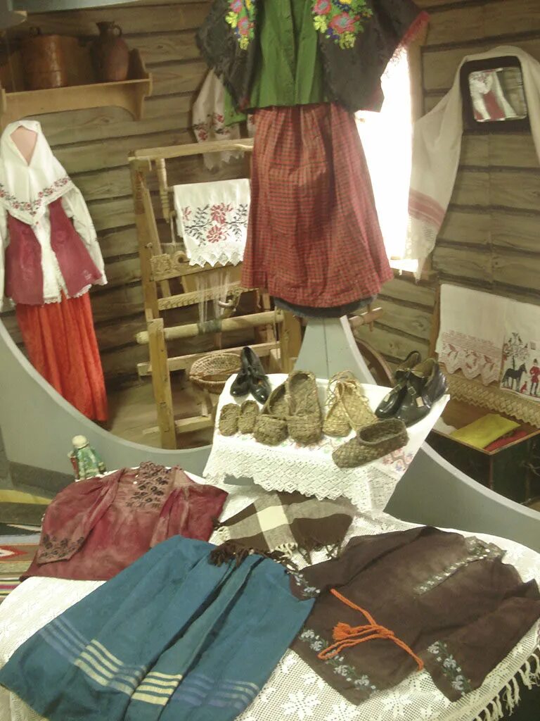 Старинные предметы русского быта. Этнографический музей "бабушкин сундук". Старинные костюмы в музей. Музей старинной одежды. Ишимбайский музей историко-краеведческий национальные костюмы.