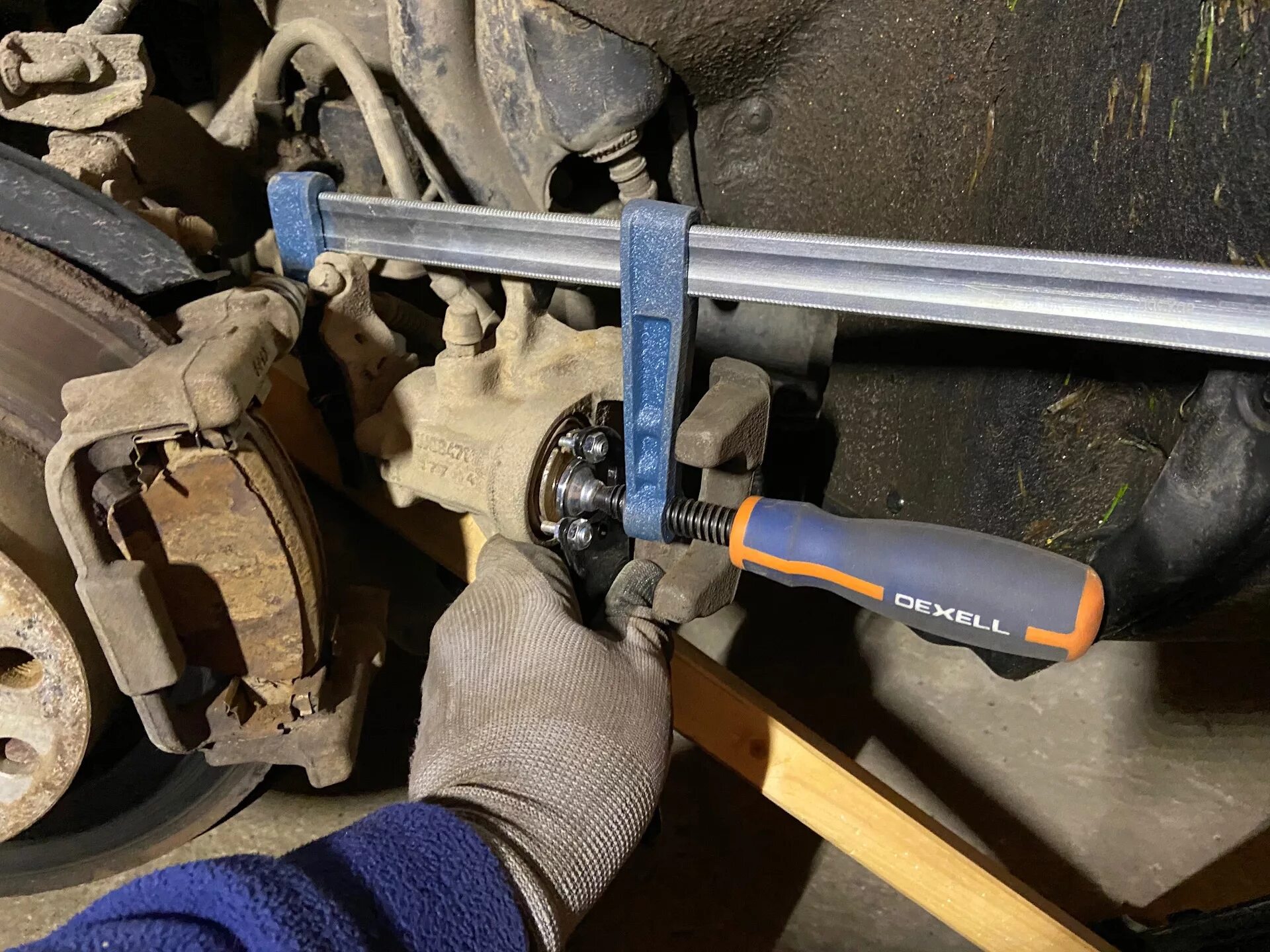 Задние барабанные тормоза на рено логан 2. Меняем задний. Задние тормозные колодки на ваз 21213 нива. Меняем задний. Меняем задний.