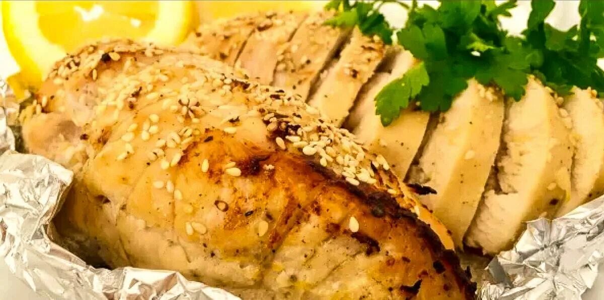 Куриное филе в фольге. Грудка в фольге. грудка куриная запеченная в духовке в фольге. филе куриное в фольге сочное.