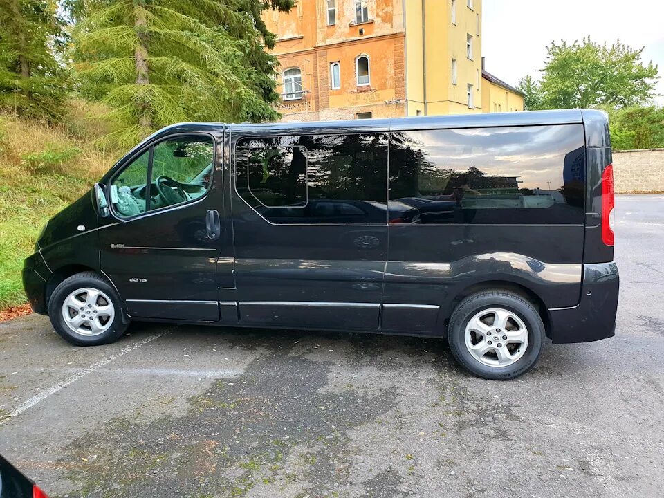 Renault Trafic черный. Рено трафик 2. Рено трафик 2003. Рено трафик на 18 колесах.