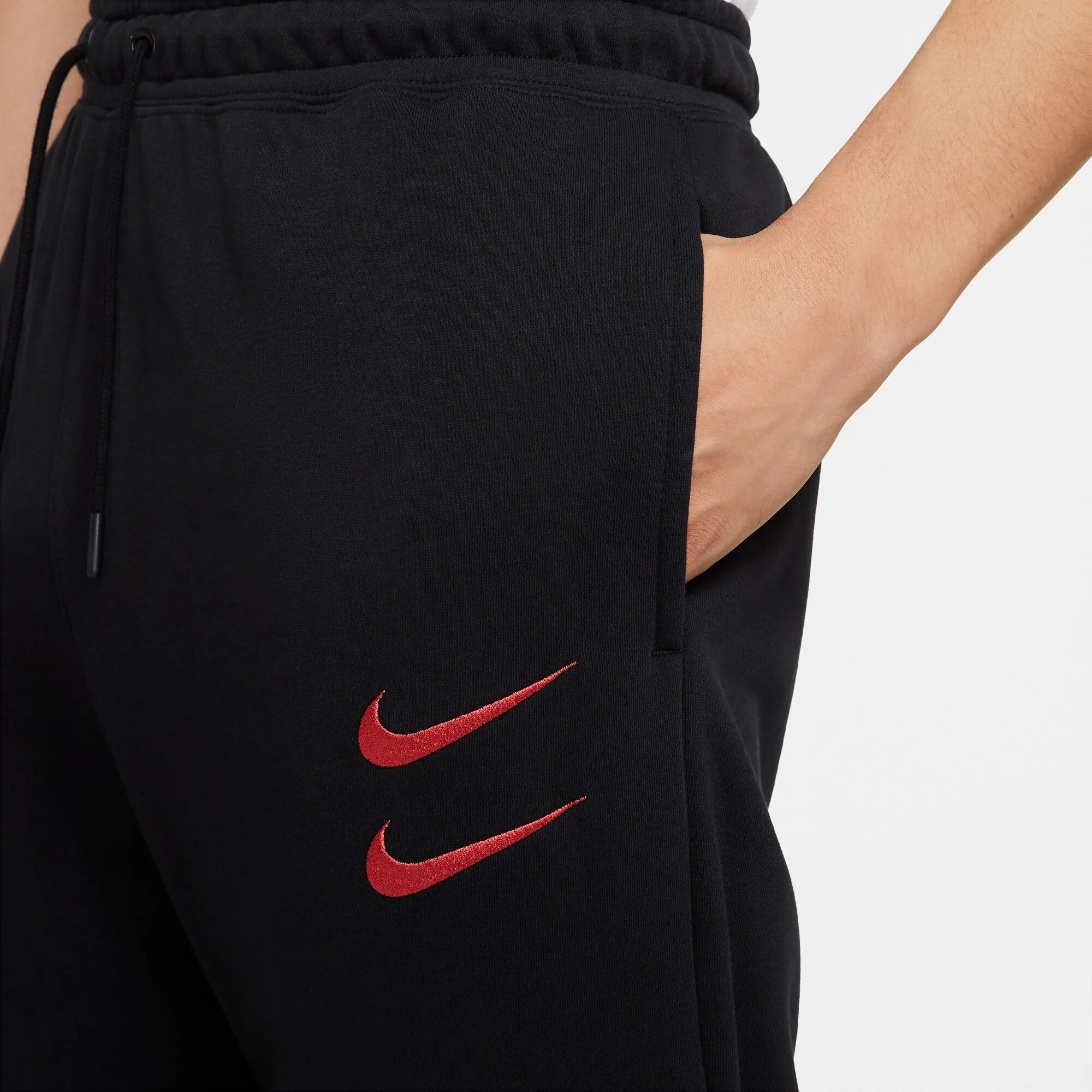Два найк. Nike swoosh штаны черные. найк sportswear swoosh штаны. nike nsw swoosh. штаны nike nsw swoosh.