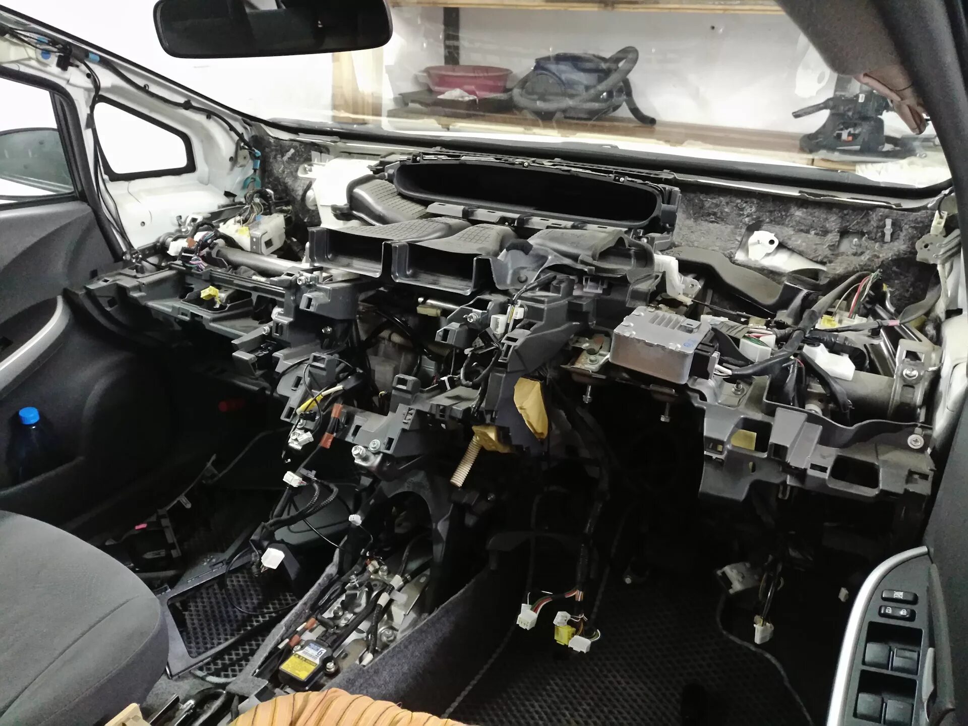 Ввб аккумулятор тойота приус. Ввб приус 30. Prius 20 offroad. Разбираем тойоту приус. Бесшумка тойота приус 20.