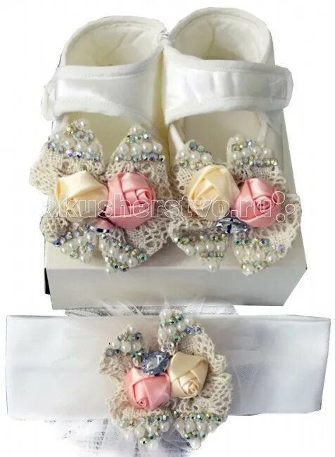 Новогодние подарки бордо. Little gift. Little gift. Маленьких девчонки с подарками. Little gift.