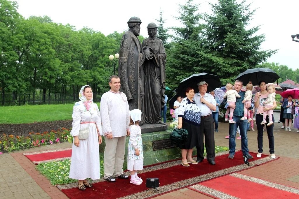 Открытие памятника февронии. Памятник петру и февронии чапаевск. Новосибирск памятник святым петру и февронии муромским. Памятник петру и февронии в ульяновске. Открытие памятника февронии.