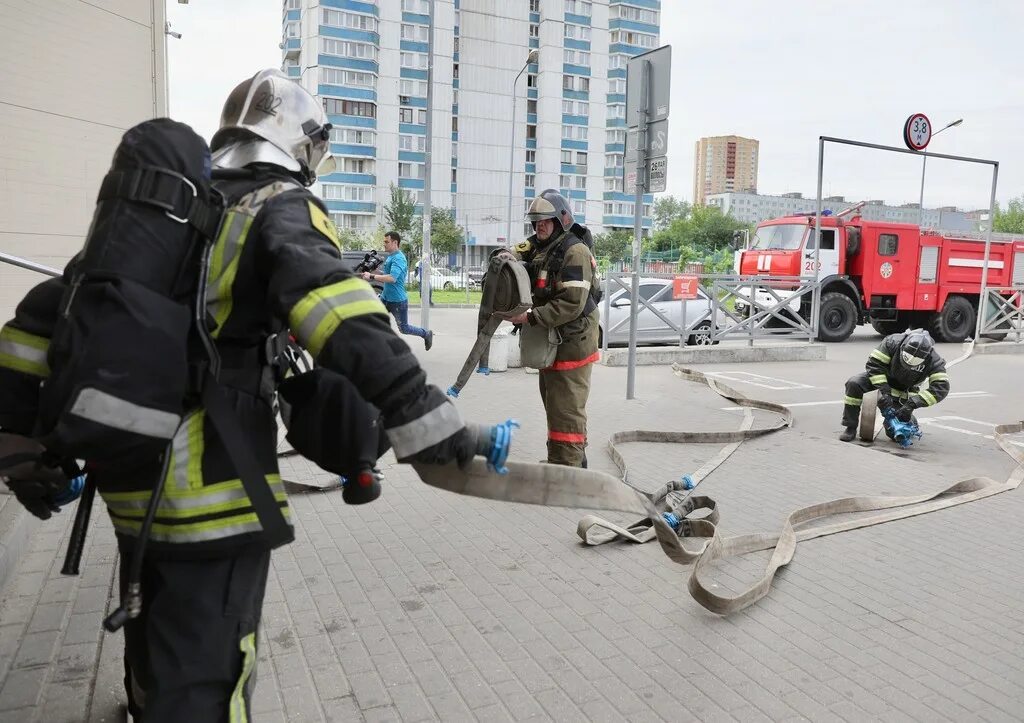 Пожар на фабрике в Балашихе. Го и ЧС Балашиха. МЧС Балашиха сотрудники. Взрыв в Балашихе.