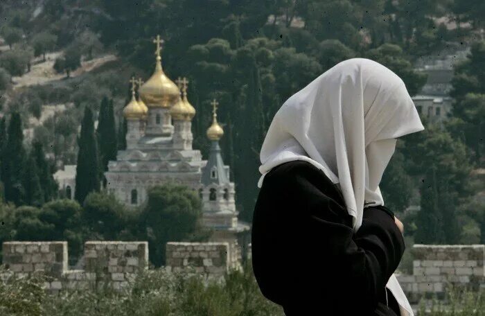 Можно ли в церковь в капюшоне. Девушка в храме. Девушка в храме со спины. Мусульманка молится.
