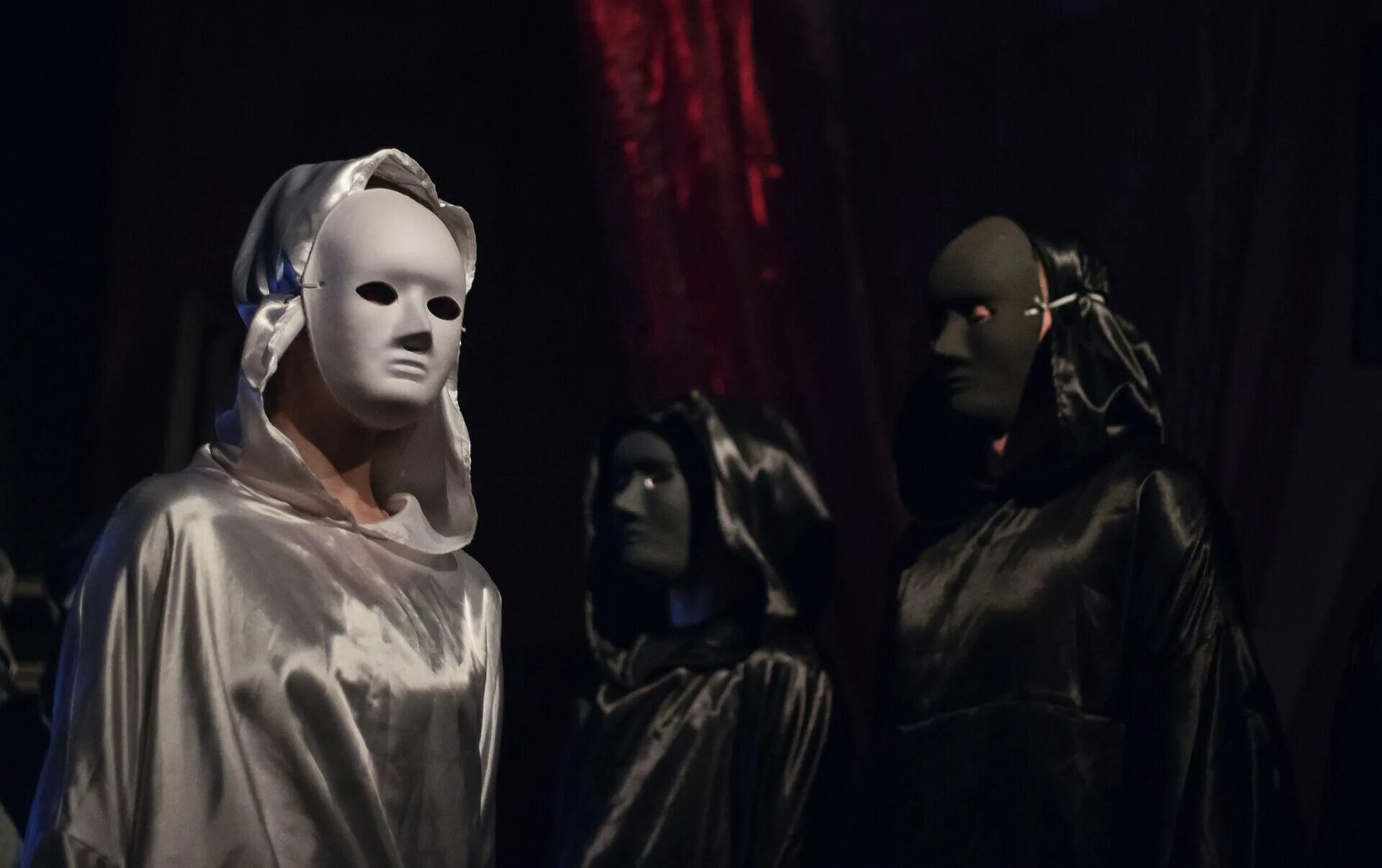 Sleep no more иммерсивное шоу. Иммерсивный театр в санкт-петербурге. Иммерсивный театр спб. Черный русский иммерсивный спектакль. Безликие иммерсивное шоу в спб.