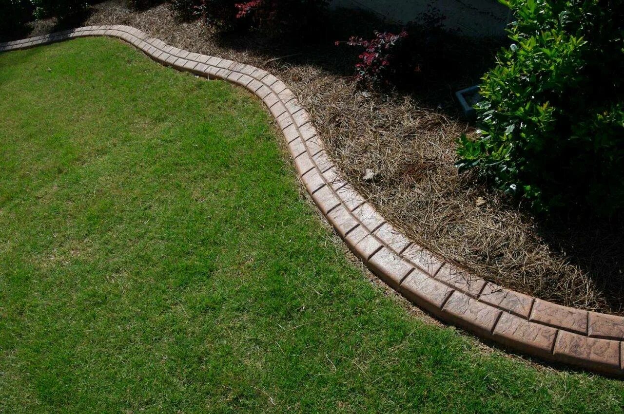 Декоративный бордюр. Бордюр для дорожек на даче. Окантовка дорожек на даче. Бордюр для дорожек на даче. Тротуарные дорожки на даче.