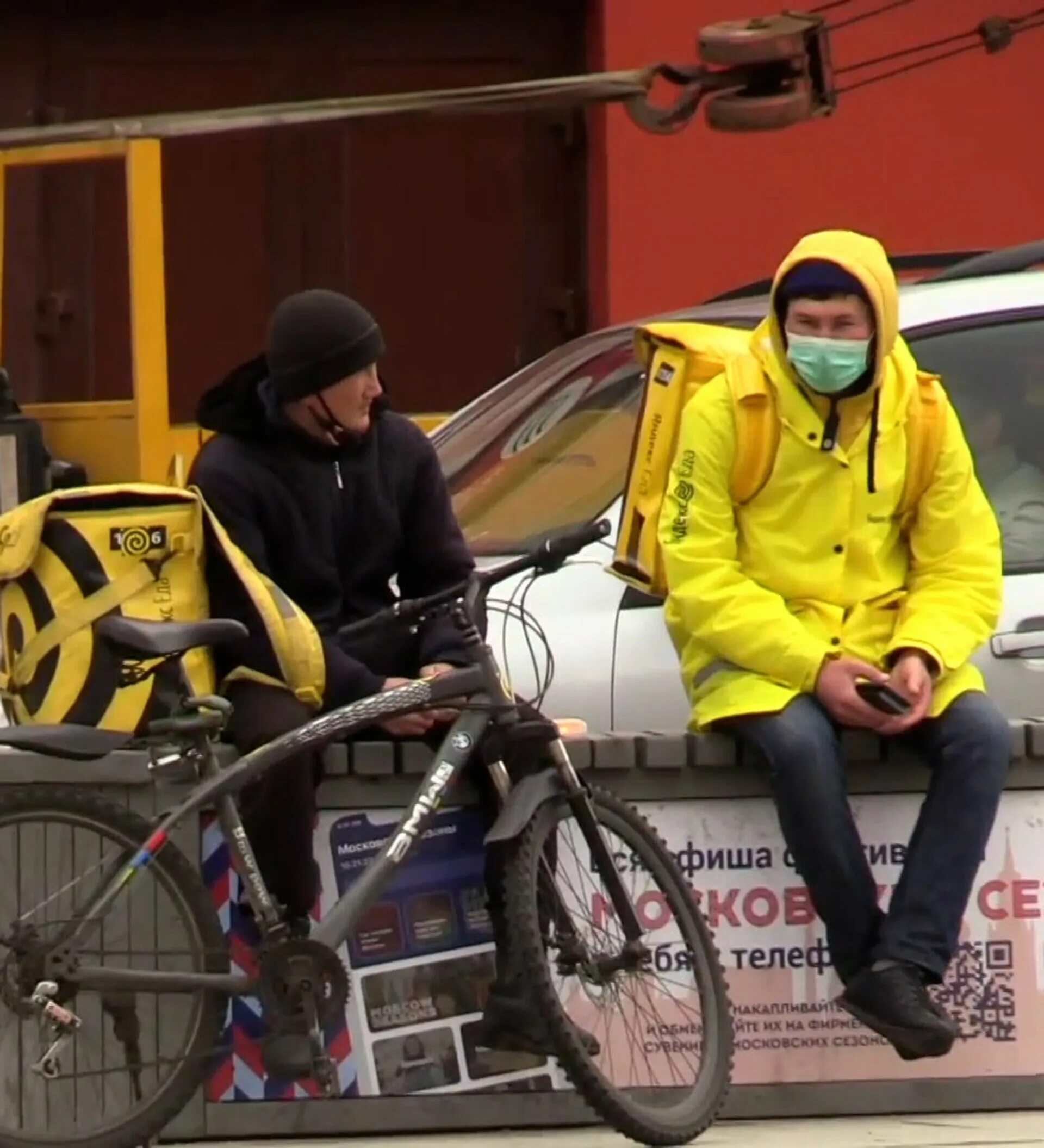 Мигранты в жкх. Мигрантов хватает. Иностранцы на стройке. Муак живёт мигранты в москве. Владимир путин рассказал о комфортных условиях труда для мигрантов.