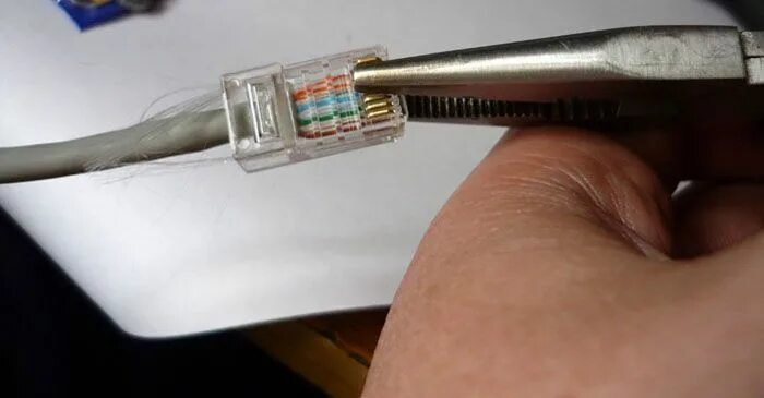 Обжим 4 жил. Обжать 4 жилы rj45. Обжим кабеля rj45 4 жилы. Обжать коннектор RJ-45 4 провода. Обжимка бронированного кабеля 4х120.