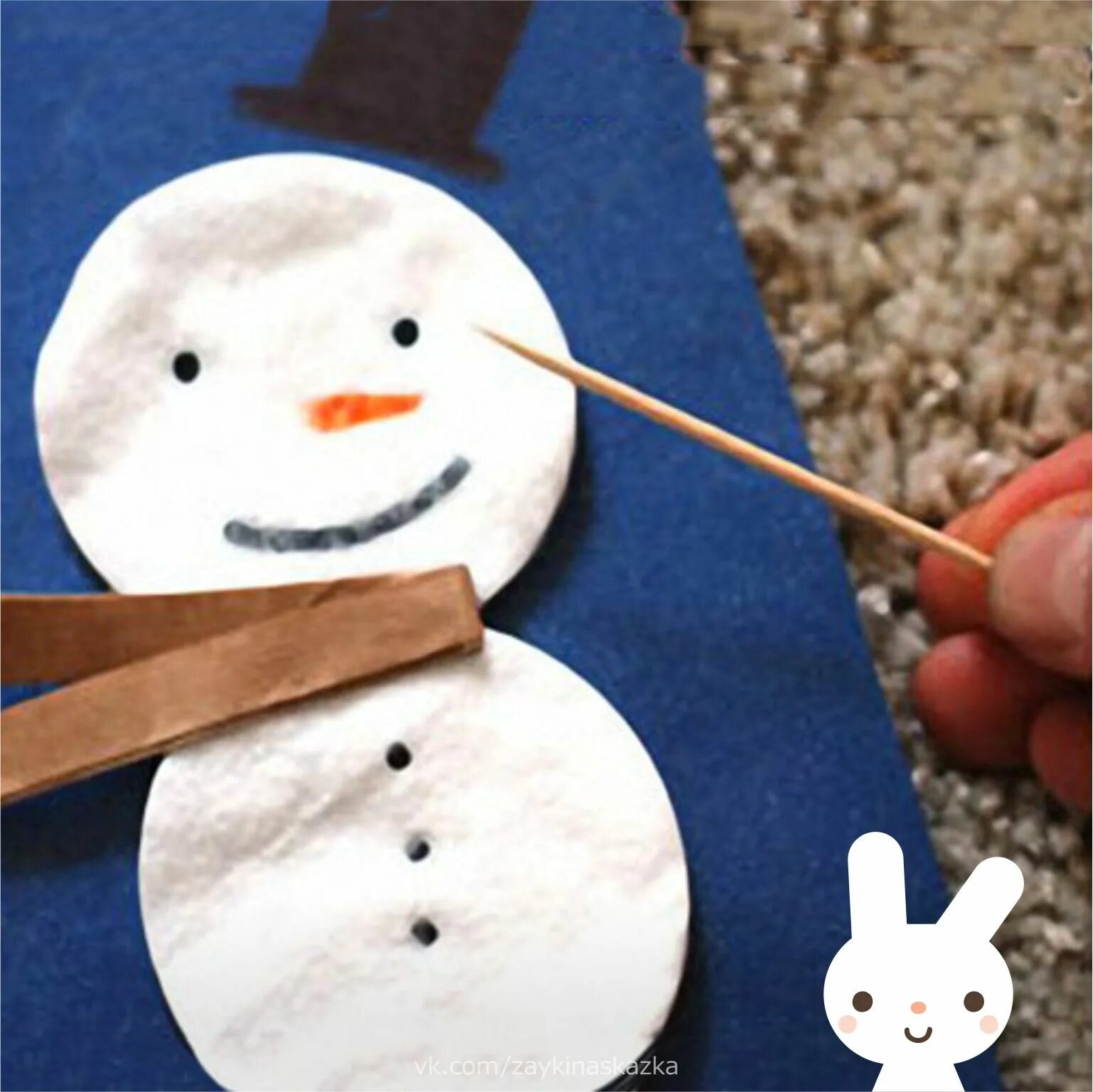Снеговик из ватных дисков своими руками. Снеговички из ватных дисков. Снеговик из ватных дтско. Снеговички из ватных дисков. Снеговик из ватных дисков пошагово.