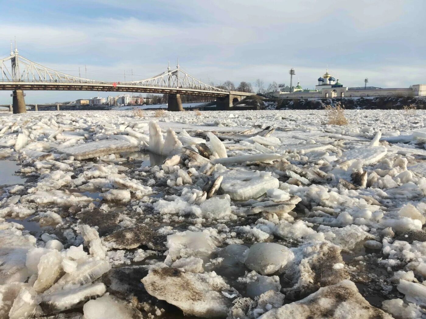 Ледоход в уфе 2024 на белой. Тверь набережная ледоход. Ледоход на Волге Тверь. Ледоход на Волге 2023 Казань. Ледоход в Твери 2023.