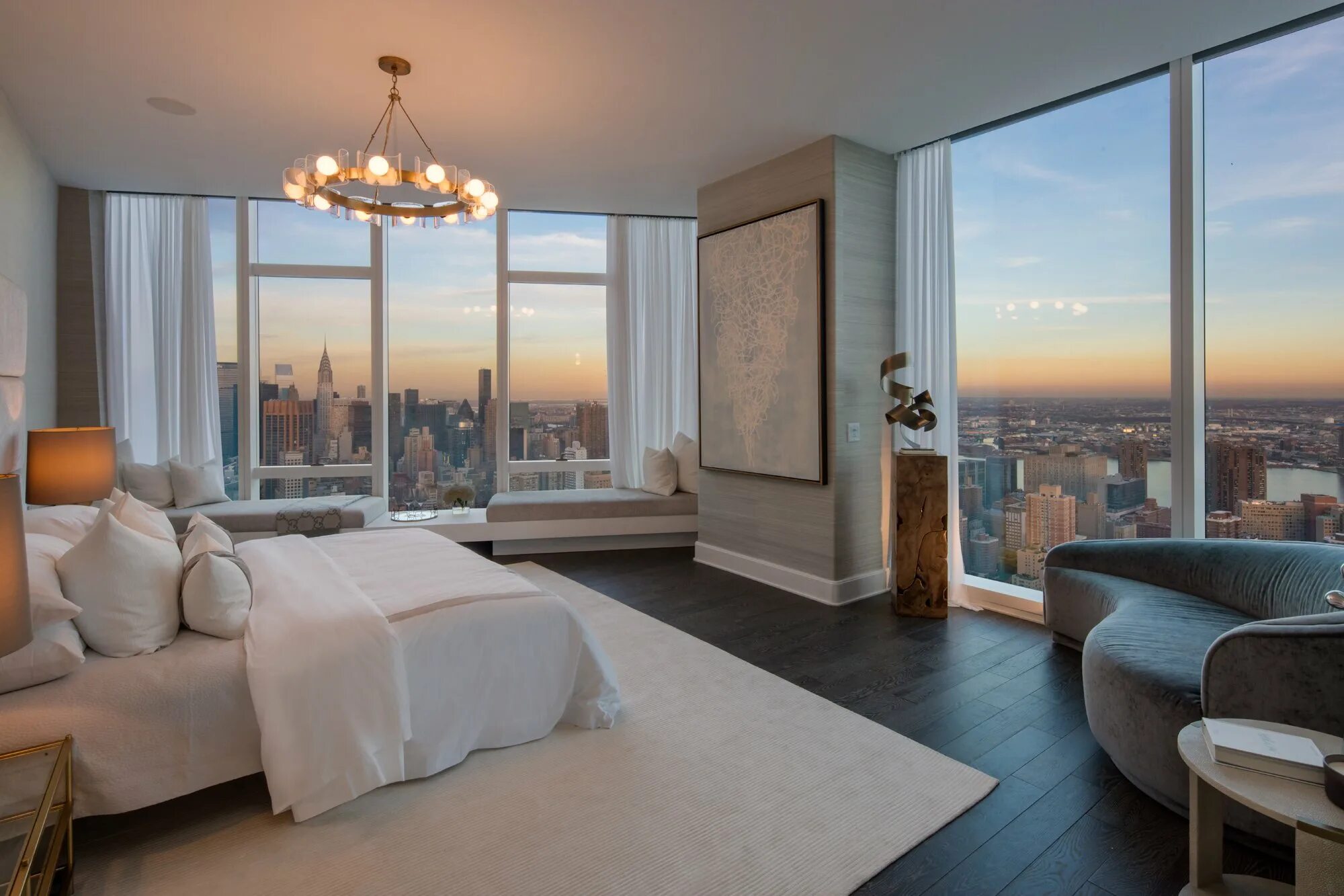 Квартира с видом на кремль. Скай Ривер панорамные окна. Пентхаус в Нью Йорке на Манхэттене. Спальня в пентхаусе в Нью Йорке.