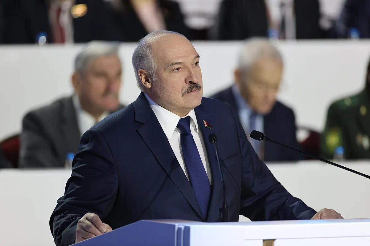 Выступление лукашенко на народном собрании. Лукашенко. минск лукашенко. лукашенко с оружием.