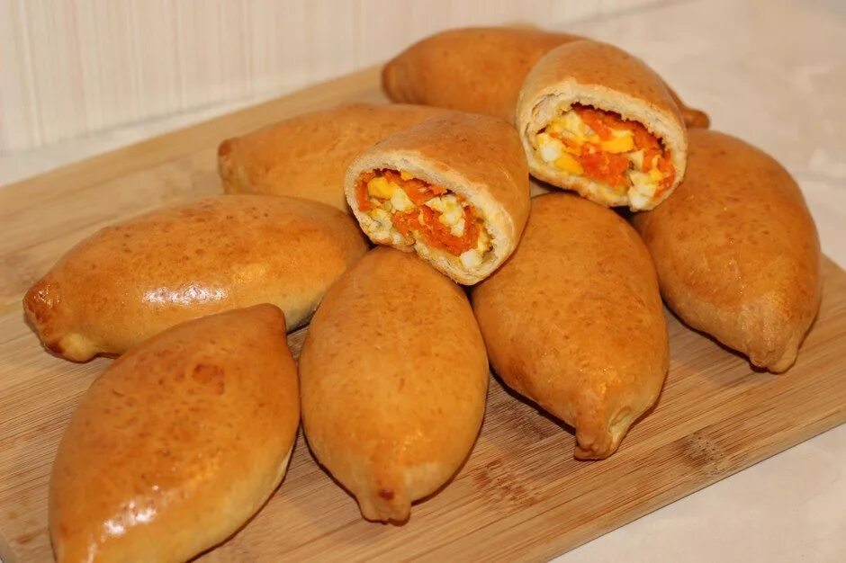 Пирожки с морковью в духовке. Пирожки с морковью. пирожки печеные с морковью. пирожки с морковкой и яйцом. пироги с морковкой.