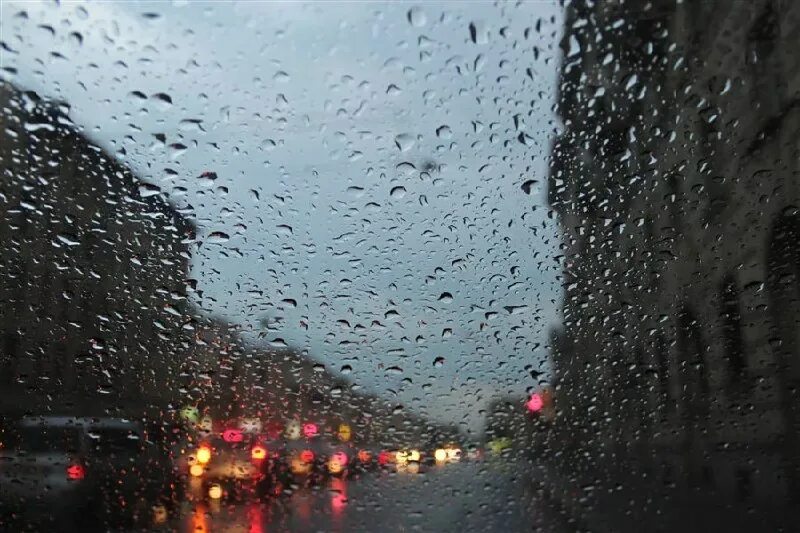 Дождь в реальном времени москва. Грегори Тилкер. Дождь из окна машины. Дождливый Питер из окна. Дождливое окно машины.