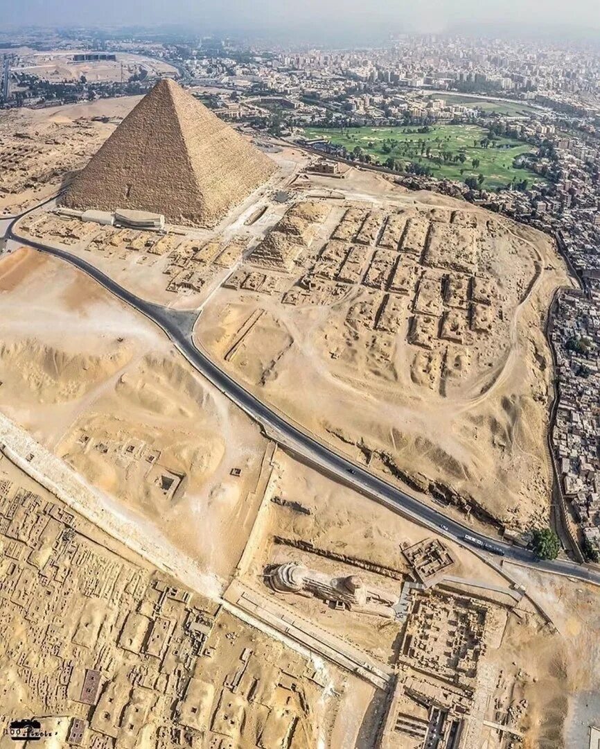 В какой стране находятся пирамиды. Пирамида Хеопса Каир. Пирамиды Гизы Каир Египет. Сфинкс Гизы Египет. Храмовый комплекс Гизы.