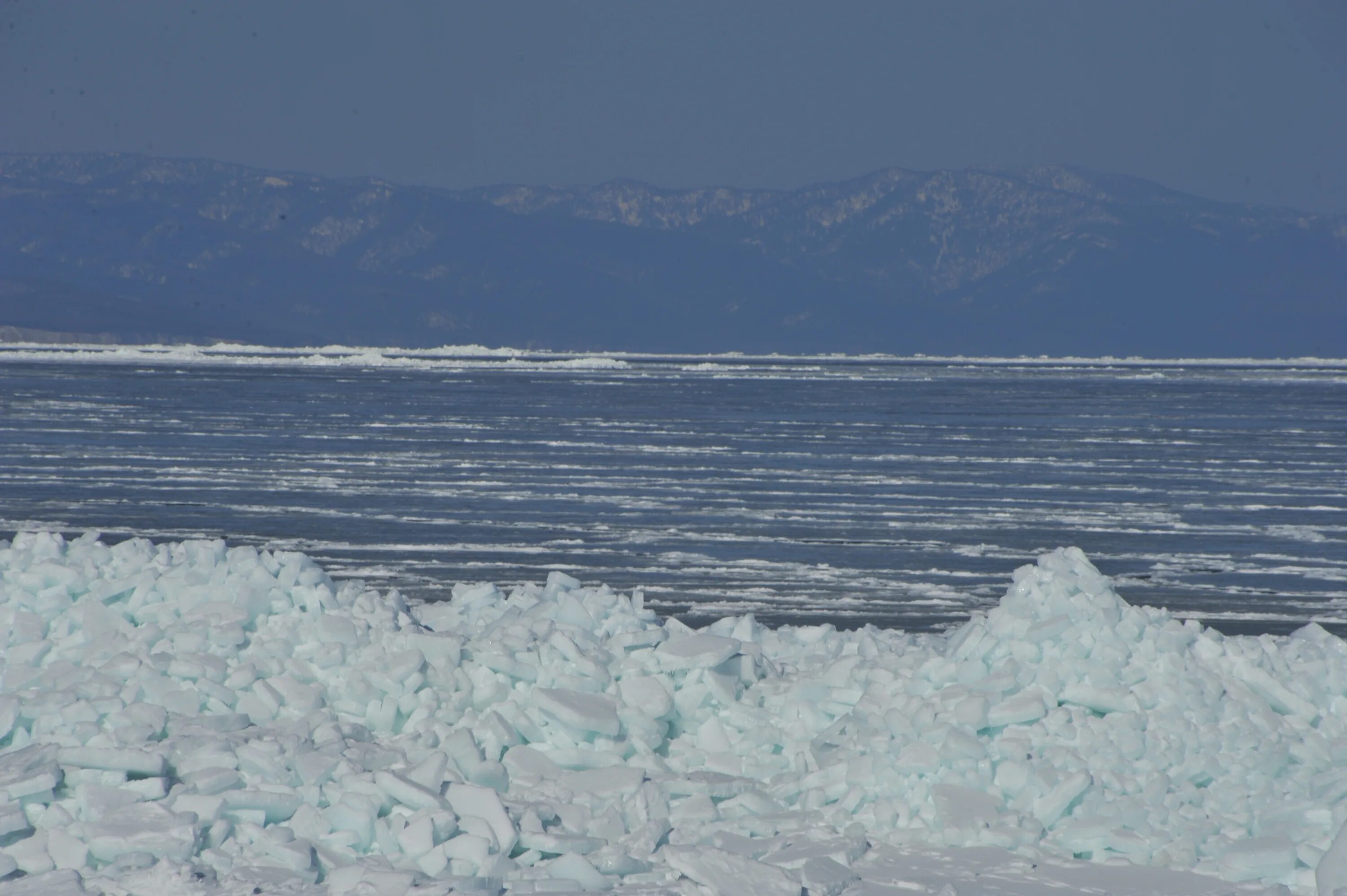 Ледяная крупа. Ледяная каша. Морской лед в Карагинском заливе. Однолетний толстый лед.