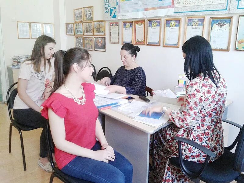 Повышение квалификации персонала. Профессиональное общение. Грамотных квалифицированных. Грамотных квалифицированных. Алексей офисный работник.