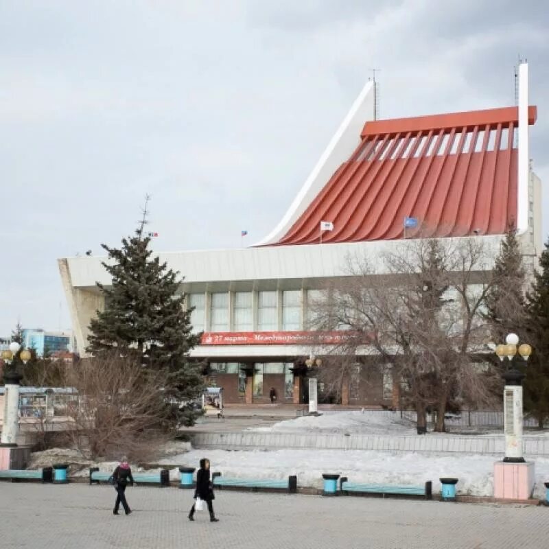 Театральная площадь Омск. Площадь Ленина Омский музыкальный театр. Омск Театральная площадь зима. Площадь у музыкального театра Омск.