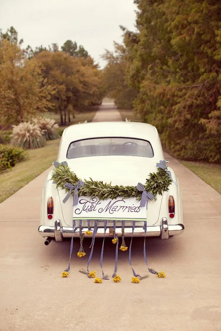 Машина будет свадьба. Джаст Мерриед украшение на машину. Свадебная машина. Свадебные украшения на машину. Свадебный ретро автомобиль.