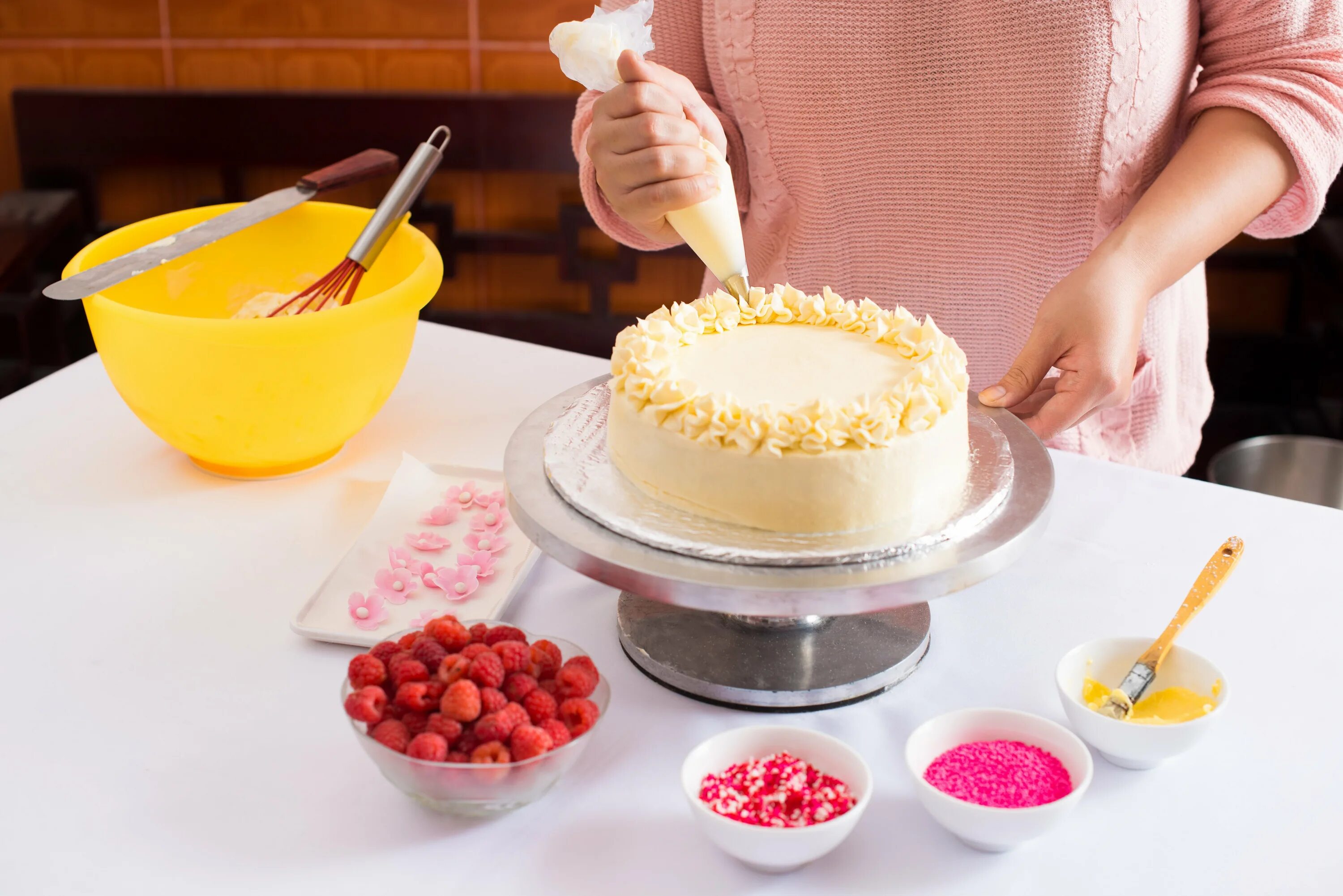 Оборудование десертов. Готовка торта. Кулинарные украшения для тортов. Выпекание торта. Фотосессия приготовления торта.