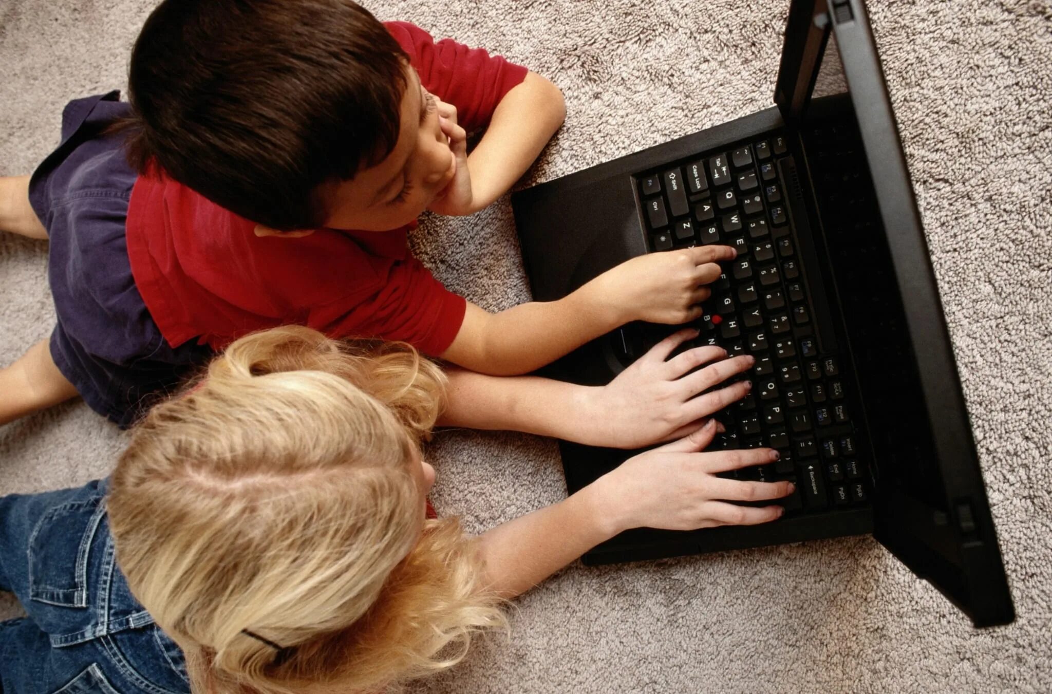 Включи ребенку интернет. Детям об интернете. Компьютер для детей. Дети в сети интернет. Компьютерная зависимость.