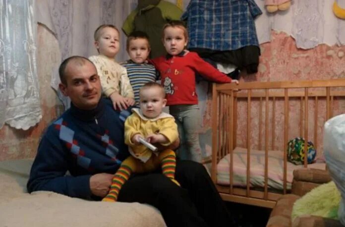 Многодетный отец одиночка. Одинокие многодетные папы. Отцы одиночки в России. Коммунар четверо детей. Отец одиночка мобилизация