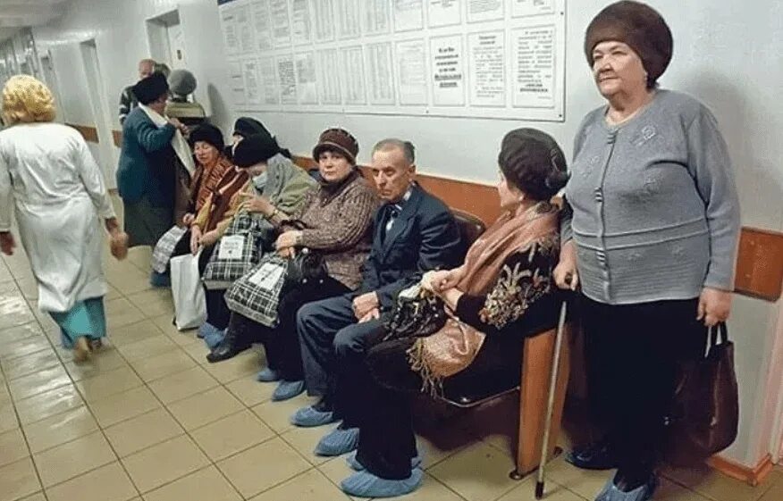 Унижение унижение бабушки. Бабушки в очереди. бабушка в очереди в больнице. бабки в очереди в поликлинике. бабка в очереди в поликлинику.