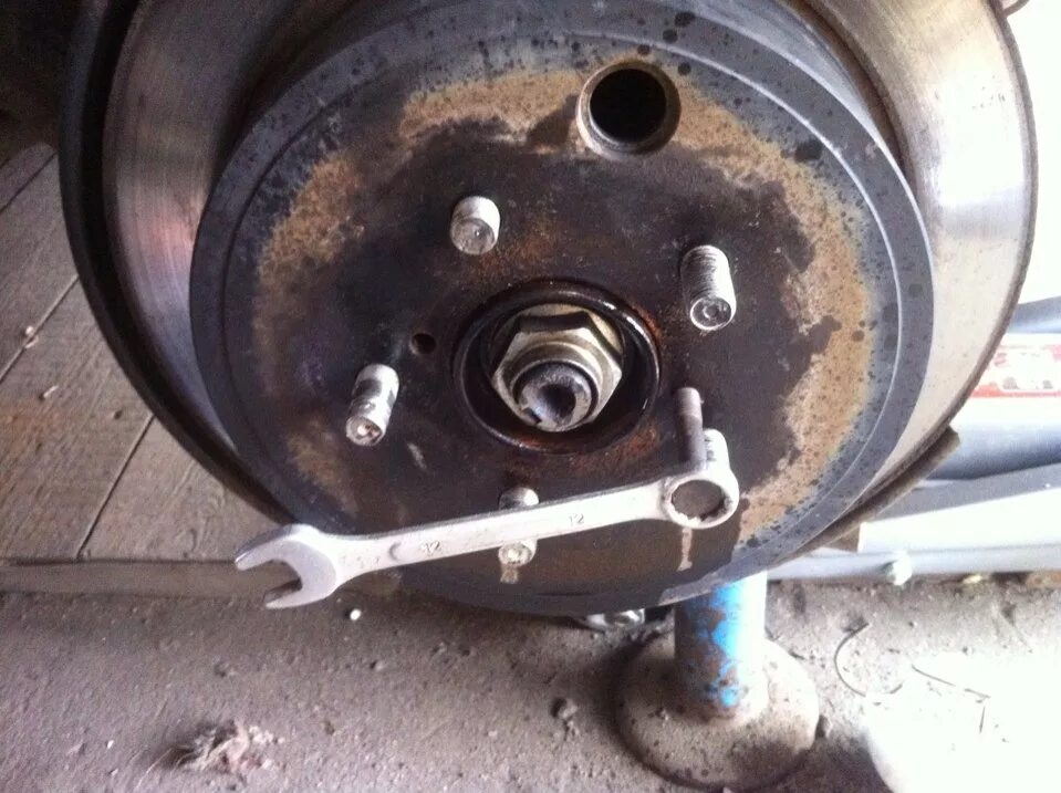 Как заменить шпильку на ступице заднего Hub stud replacement