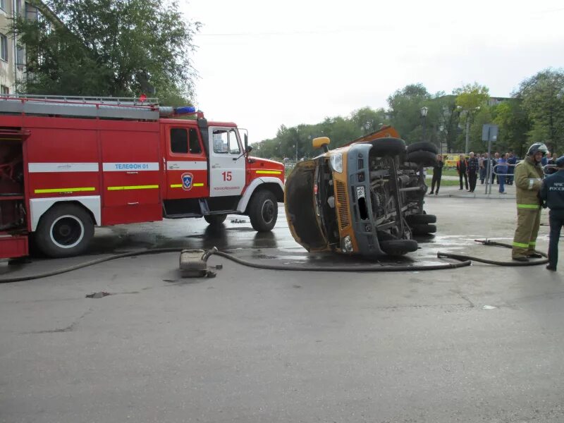 Зил 131 мчс. Аварийная машина водоканала. Зил 131 пожарный ац 40. Новокуйбышевск происшествия. Машина аварийной службы водоканала.