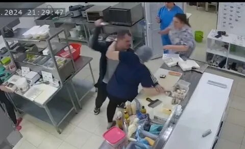 Мужчина зарезал сотрудницу общепита