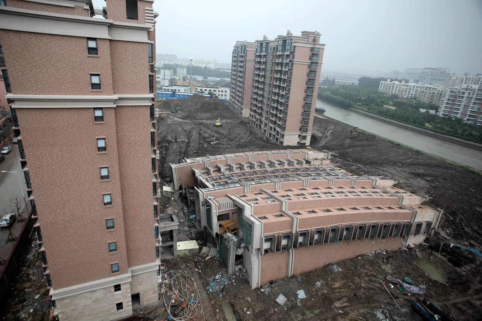 Упавший дом в москве. Необычные дома москвы. Дом упал. Комплекс lotus riverside, шанхай. Шанхай, в китае упал 13-этажный дом.