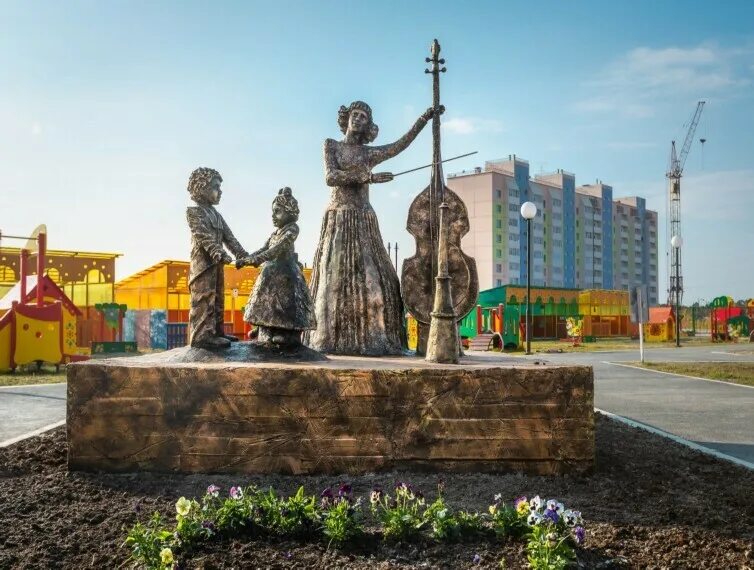 Лянтор. Стелла лянтор. лянтор сургутский район. лянтор памятник воспитателю. памятники города лянтор.