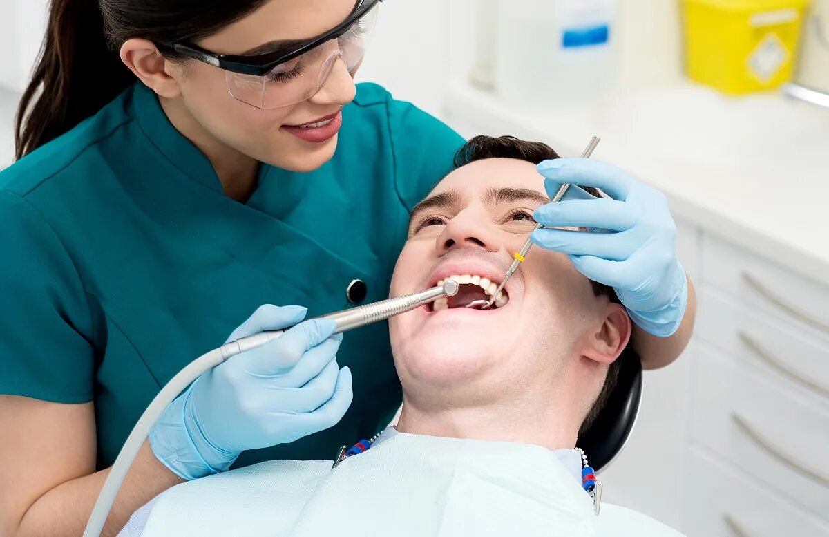 Стоматолог терапевт чем отличается от зубного врача. Терапевтическая стоматология. Стоматология мужчина. Гигиена полости рта у врача. Фторирование в стоматологии.