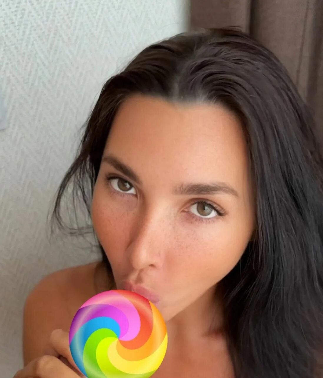 Мелани куин. Мелани мартинес. Melanie queen лицо. Melanie queen онлифан. Скайрим мод спутниц блондинок.