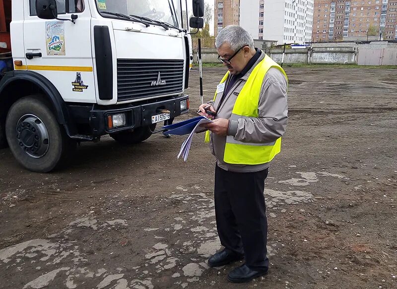 Мусоровоз вахта. Водитель мусоровоза. Водитель мусоровоза фото. Техника безопасности водителя мусоровоза. Спецодежда водителя мусоровоза Ремондис.