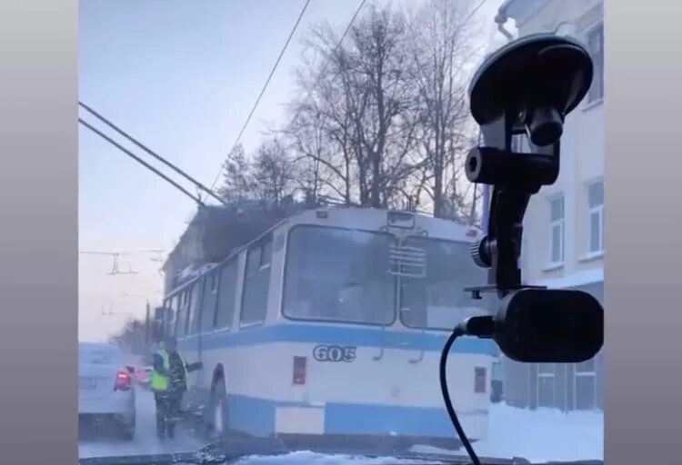 Троллейбус обрыв. Оборвался провод у троллейбуса. оборвался провод у троллейбуса пожар. обрыв провода троллейбуса новокузнецк сегодня.