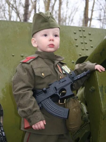 Маленький военный. Мальчик в солдатской форме. Маленькие дети в военной форме. Младенец в военной форме. Маленький мальчик в военной форме.