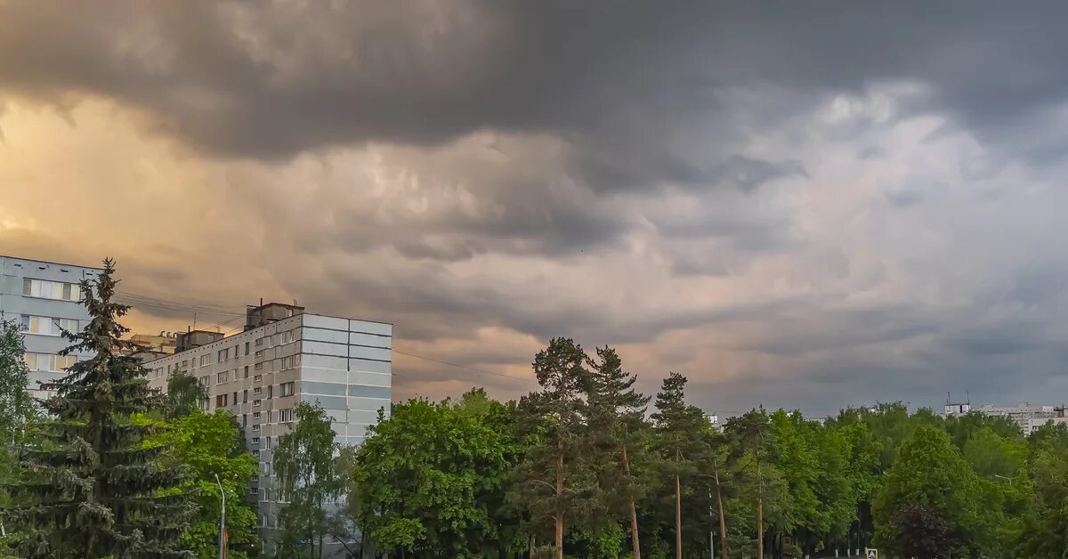 Погода в пушкине московская область. Погода перед грозой. Гроза в Подмосковье. Погода в Пушкино Московской области. ССК Подмосковье небо Москвы.