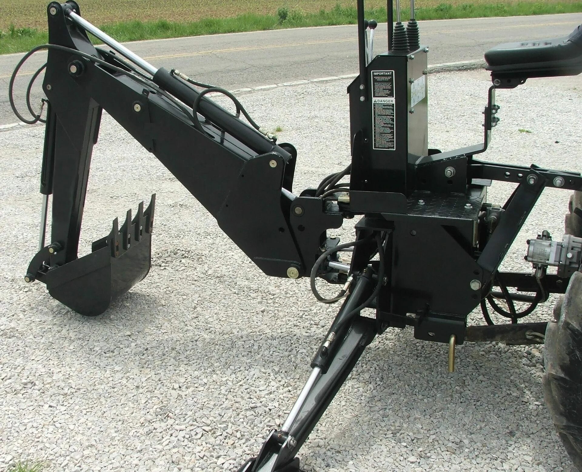 мини экскаватор навесной. мини экскаватор навесной. мини экскаватор 29575. навесной экскаватор del morino res 30. навесное экскаваторное оборудование для трактора мтз 82.